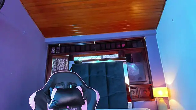 Snapshot of kittyy_babee chatting on October 31, 6:53 pm kittyy babee online show from October 31, 6:53 pm