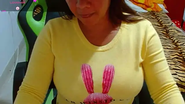 Snapshot of hiilarybrown chatting on November 6, 3:29 am hiilarybrown online show from November 6, 3:29 am