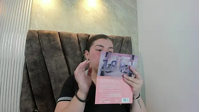 leilapons online show from November 5, 5:13 pm