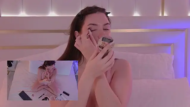 Snapshot of MeganStrain chatting on September 30, 3:44 am MeganStrain online show from September 30, 3:44 am