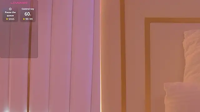 Snapshot of MeganStrain chatting on October 13, 3:06 am MeganStrain online show from October 13, 3:06 am