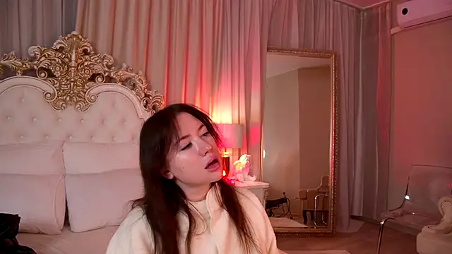 Snapshot of MeganStrain chatting on December 17, 3:23 am MeganStrain online show from December 17, 3:23 am