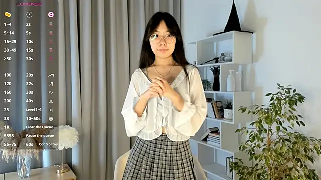 UdelaDodson online show from October 25, 1:13 am