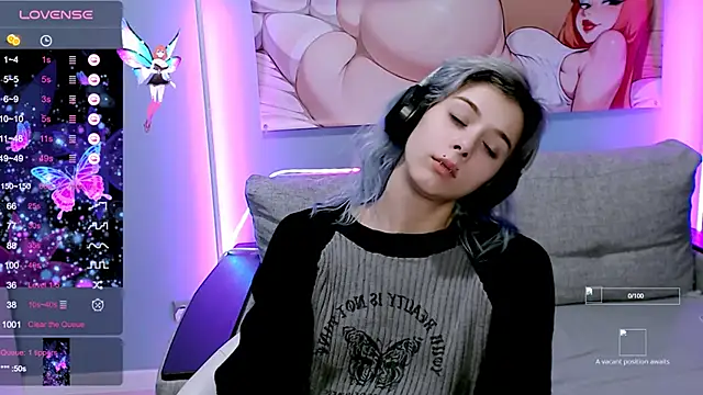 SophieAsh online show from October 18, 7:25 pm