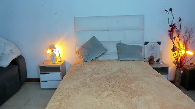 Snapshot of hannahdvil1 chatting on November 11, 11:43 am hannahdvil1 online show from November 11, 11:43 am