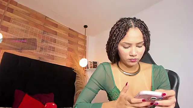 Snapshot of Emily_brown04 chatting on October 6, 11:29 am Emily brown04 online show from October 6, 11:29 am