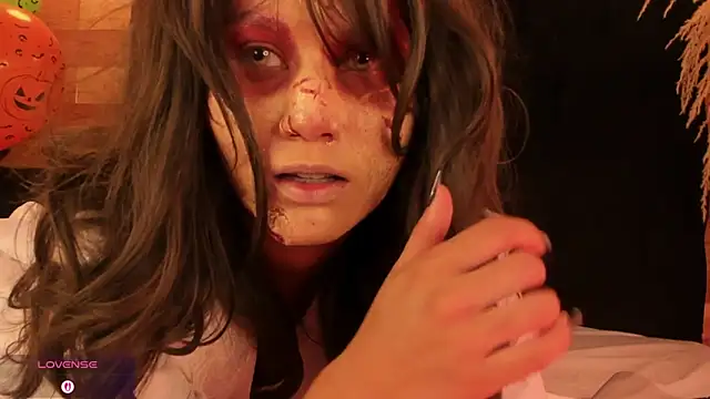 Snapshot of Emily_brown04 chatting on October 31, 11:22 am Emily brown04 online show from October 31, 11:22 am