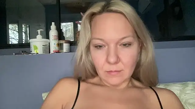Snapshot of Leonora75 chatting on October 19, 11:00 am Leonora75 online show from October 19, 11:00 am