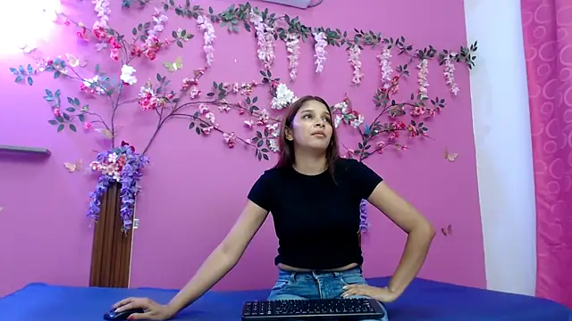 skinnybarbie022 online show from May 14, 12:28 am
