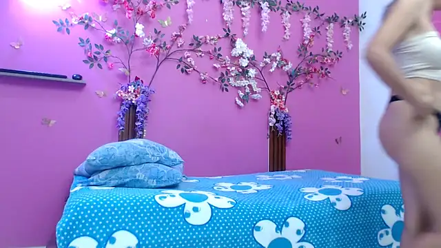 skinnybarbie022 online show from May 18, 12:18 am