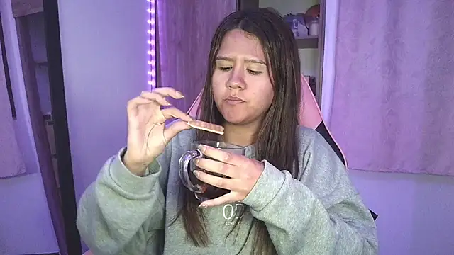 Snapshot of Oliviawatson1 chatting on October 12, 12:31 am Oliviawatson1 online show from October 12, 12:31 am