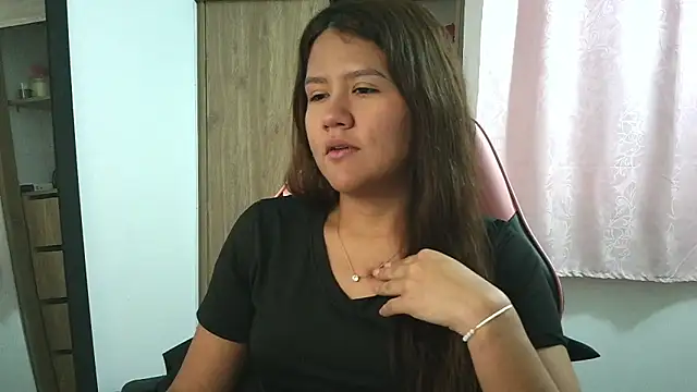 Snapshot of Oliviawatson1 chatting on October 27, 12:20 pm Oliviawatson1 online show from October 27, 12:20 pm