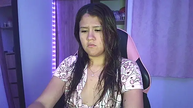 Snapshot of Oliviawatson1 chatting on October 29, 12:57 am Oliviawatson1 online show from October 29, 12:57 am