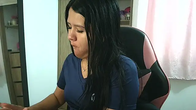 Snapshot of Oliviawatson1 chatting on November 3, 1:23 pm Oliviawatson1 online show from November 3, 1:23 pm