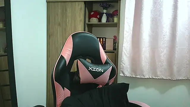 Snapshot of Oliviawatson1 chatting on November 7, 12:49 pm Oliviawatson1 online show from November 7, 12:49 pm