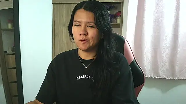 Snapshot of Oliviawatson1 chatting on November 13, 12:37 pm Oliviawatson1 online show from November 13, 12:37 pm