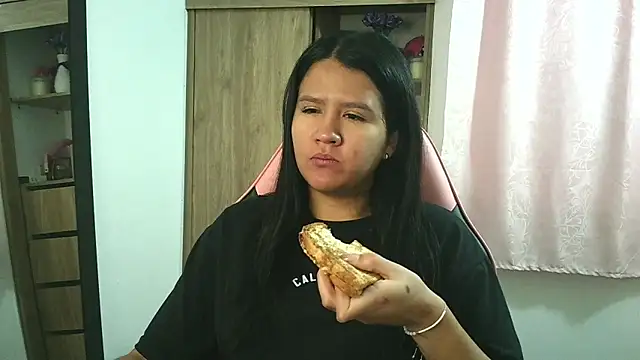 Snapshot of Oliviawatson1 chatting on November 20, 1:00 pm Oliviawatson1 online show from November 20, 1:00 pm