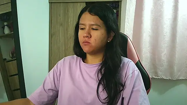 Snapshot of Oliviawatson1 chatting on November 25, 12:49 pm Oliviawatson1 online show from November 25, 12:49 pm