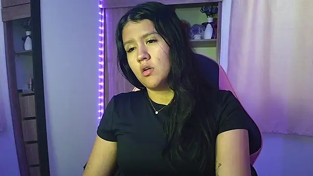 Snapshot of Oliviawatson1 chatting on November 27, 8:22 pm Oliviawatson1 online show from November 27, 8:22 pm