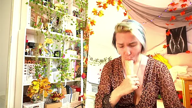 Snapshot of Sova173 chatting on October 1, 10:10 am Sova173 online show from October 1, 10:10 am