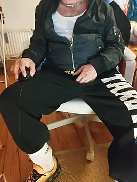 Snapshot of SmokedAlloy2 chatting on March 26, 6:35 pm SmokedAlloy2 online show from March 26, 6:35 pm