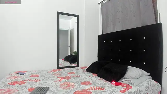 NicoleFletcher online show from October 15, 7:47 pm