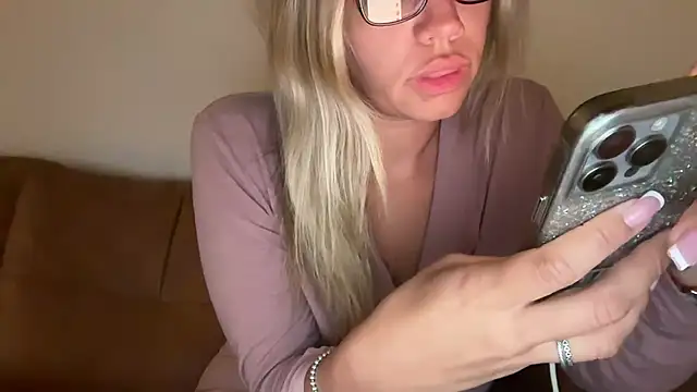 prettyykitty22 online show from September 21, 8:38 am