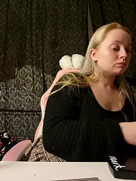 Snapshot of EmilyAngelUK chatting on December 5, 1:47 am EmilyAngelUK online show from December 5, 1:47 am