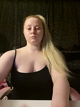 Snapshot of EmilyAngelUK chatting on December 21, 11:45 pm EmilyAngelUK online show from December 21, 11:45 pm