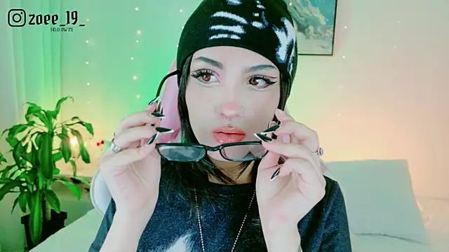 Snapshot of cuteezoe chatting on May 1, 4:06 am cuteezoe online show from May 1, 4:06 am
