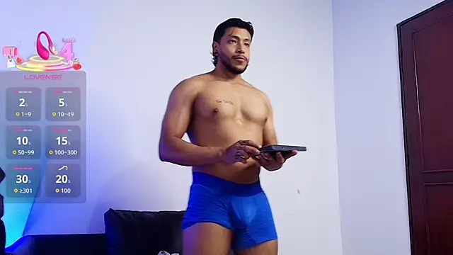 Snapshot of Troyy_lee1 chatting on August 6, 10:55 pm Troyy lee1 online show from August 6, 10:55 pm