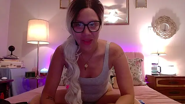 Snapshot of LilaDeliciousXX chatting on November 3, 6:25 am LilaDeliciousXX online show from November 3, 6:25 am