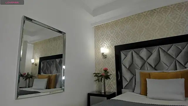 Snapshot of Layla_Mackenzie chatting on October 15, 11:27 pm Layla Mackenzie online show from October 15, 11:27 pm