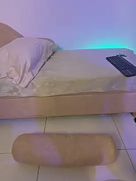 Mia wee online show from April 11, 1:48 pm