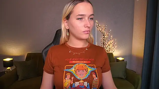 LilElfie online show from October 24, 2:57 pm