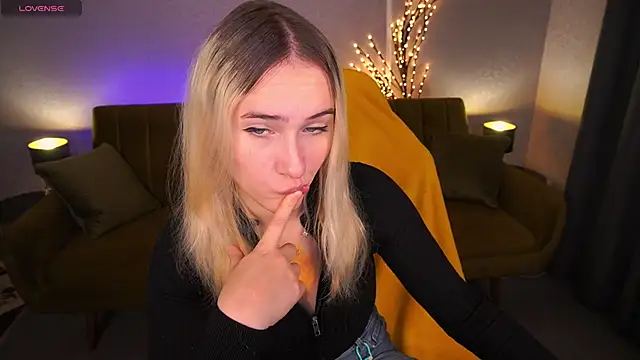 LilElfie online show from November 5, 1:44 pm