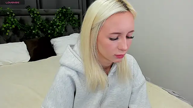 cute luucy online show from November 19, 2:44 am