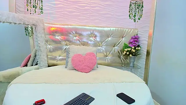 Snapshot of alanna_blaze chatting on October 20, 12:38 pm alanna blaze online show from October 20, 12:38 pm