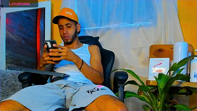 Snapshot of Alex_bigcock11_ chatting on October 21, 1:45 pm Alex bigcock11 online show from October 21, 1:45 pm