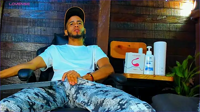 Snapshot of Alex_bigcock11_ chatting on October 29, 11:45 am Alex bigcock11 online show from October 29, 11:45 am