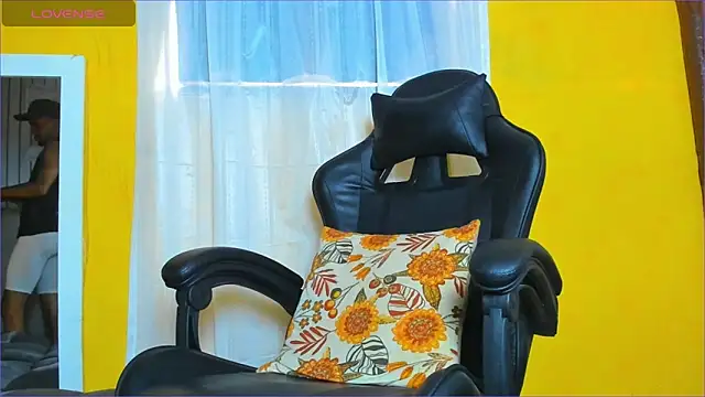 Snapshot of Alex_bigcock11_ chatting on December 15, 4:11 pm Alex bigcock11 online show from December 15, 4:11 pm