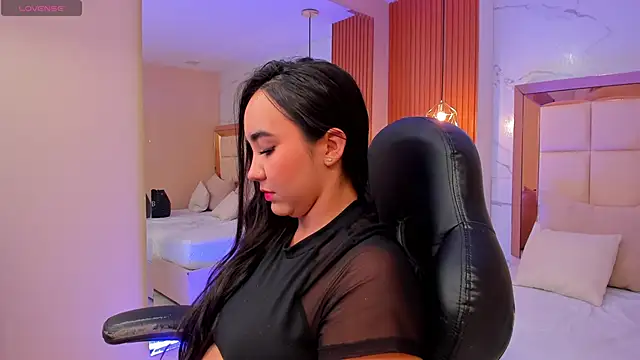 julieta rosee online show from May 2, 9:53 pm