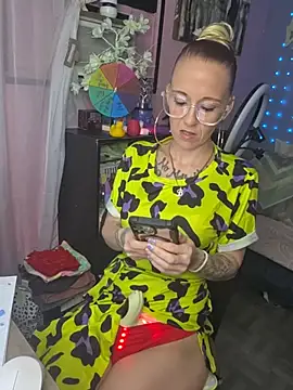 Snapshot of Purple2StayThnxx chatting on May 31, 6:31 pm Purple2StayThnxx online show from May 31, 6:31 pm