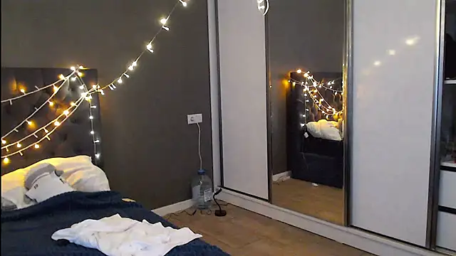 Snapshot of tokyomeow chatting on December 16, 7:24 am tokyomeow online show from December 16, 7:24 am