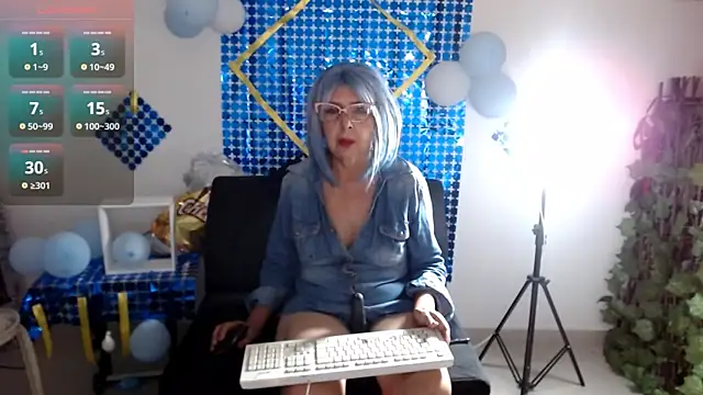 Snapshot of ruth_blue21 chatting on October 5, 4:00 am ruth blue21 online show from October 5, 4:00 am