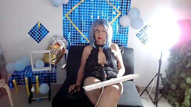 Snapshot of ruth_blue21 chatting on October 13, 10:32 pm ruth blue21 online show from October 13, 10:32 pm