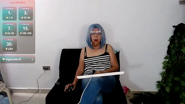 Snapshot of ruth_blue21 chatting on October 26, 4:24 pm ruth blue21 online show from October 26, 4:24 pm