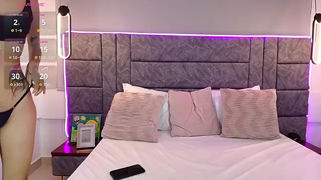 abril  lee   online show from October 7, 7:33 pm