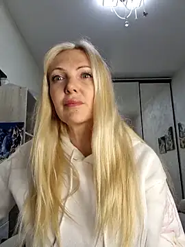 Snapshot of Monna chatting on April 22, 5:03 pm Monna online show from April 22, 5:03 pm