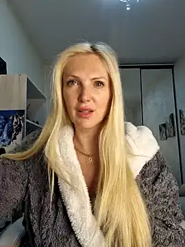 Snapshot of Monna chatting on May 2, 5:40 pm Monna online show from May 2, 5:40 pm